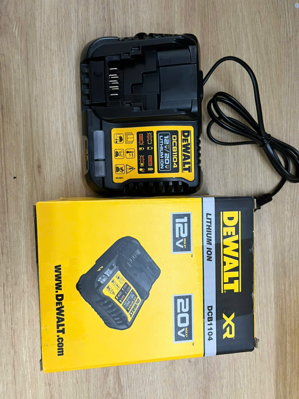 Bộ sạc pin Dewalt DCB1104-B1 10.8-18V chính hãng