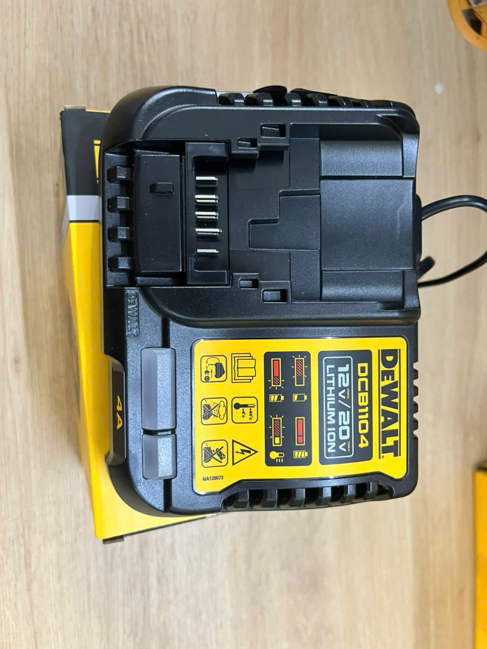 Bộ sạc Dewalt DCB1104-B1 chính hãng tại Minh Triết