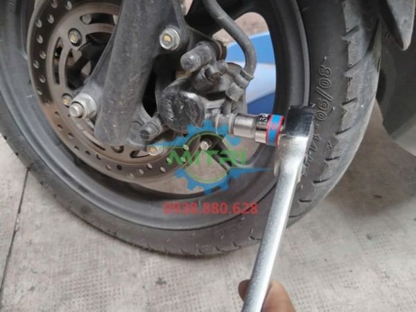 Bộ tuýp Kingtony 4534MR siết bu lông thực tế