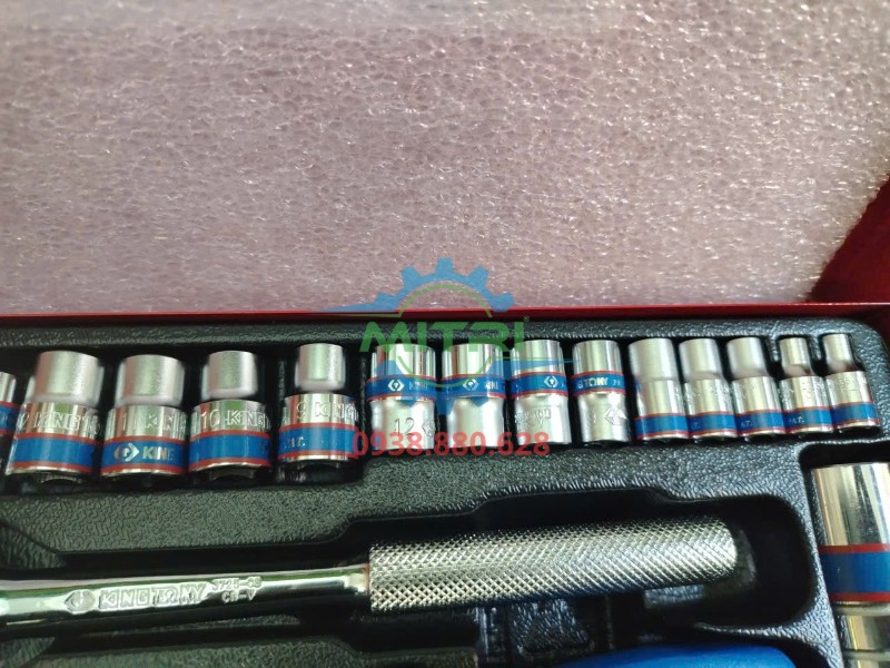 Đầu tuýp và tay cầm kim loại trong bộ Kingtony 5032CR