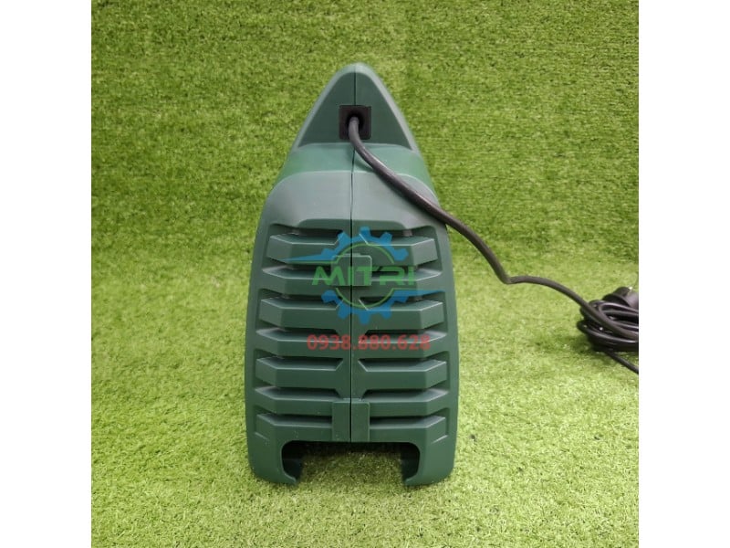 Ứng dụng thực tế máy Bosch EasyAquatak 100 xịt rửa bùn đất bám trên bánh xe máy