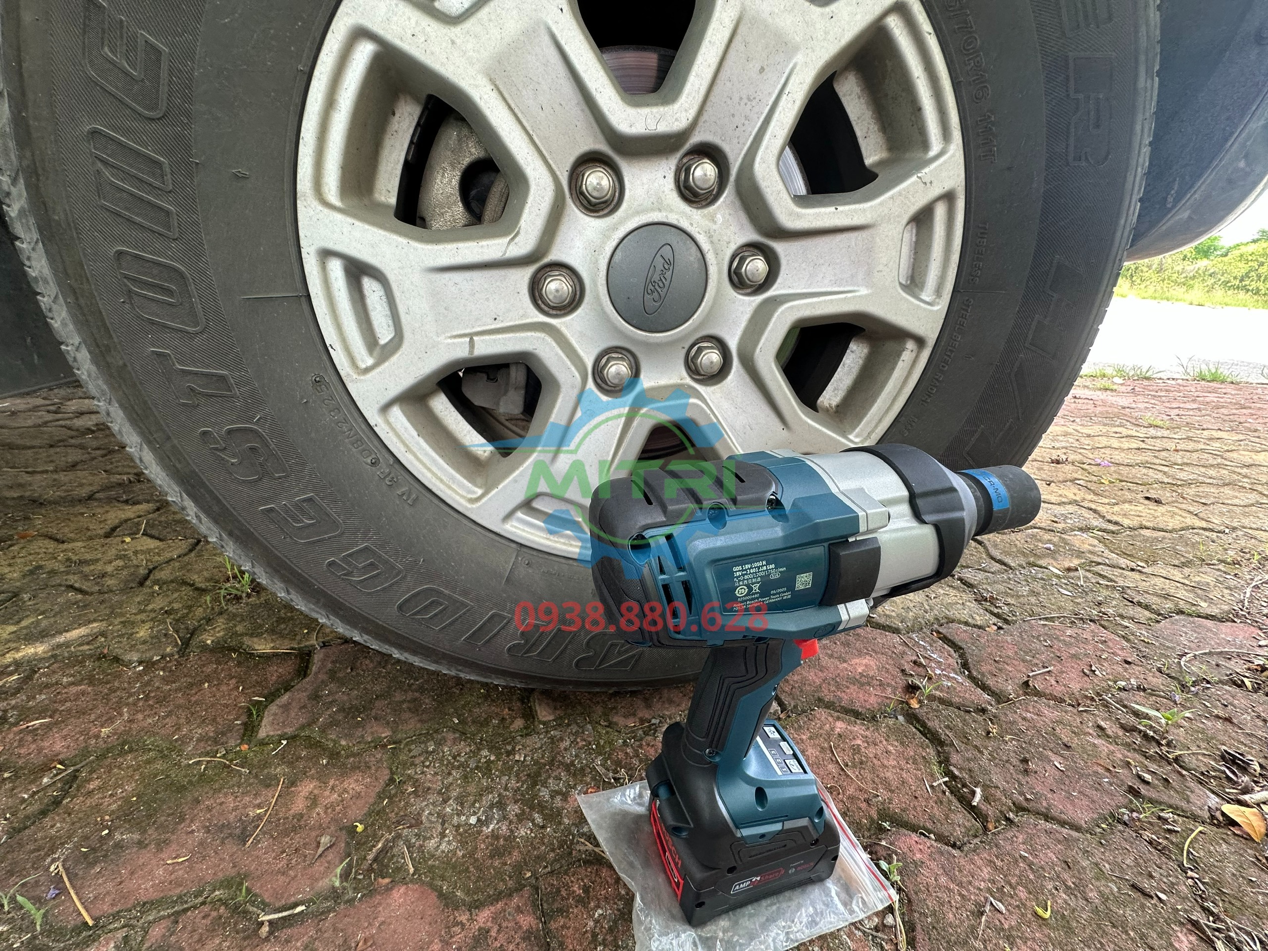 Máy siết bu lông Bosch GDS 18V-1050H đặt trước bánh xe