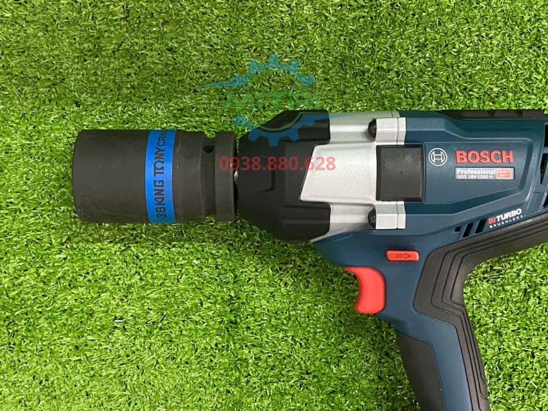 Bosch GDS 18V-1050H gắn socket đầu 3/4 inch để siết bu lông lớn