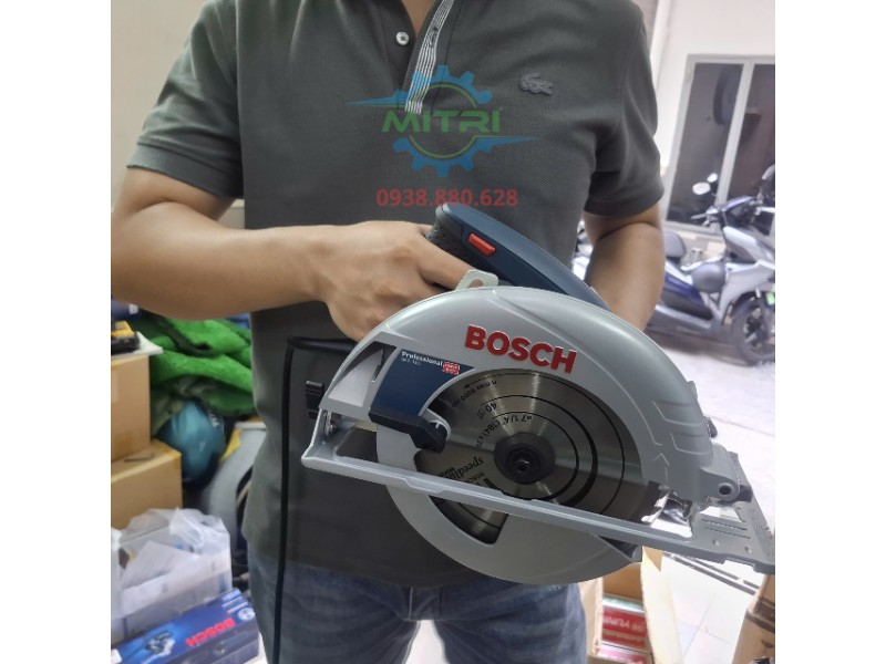 Nhân viên cầm Bosch GKS 190 thực tế