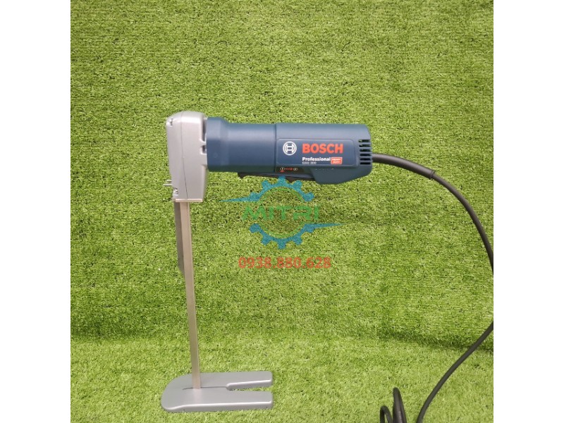 Bosch GSG 300 đang cắt xốp thực tế đường cắt ngọt thẳng