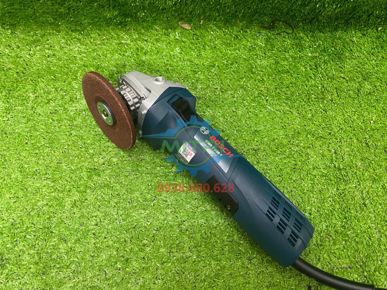 Máy mài góc Bosch GWS 7-100T góc nghiêng nhìn rõ logo chính hãng