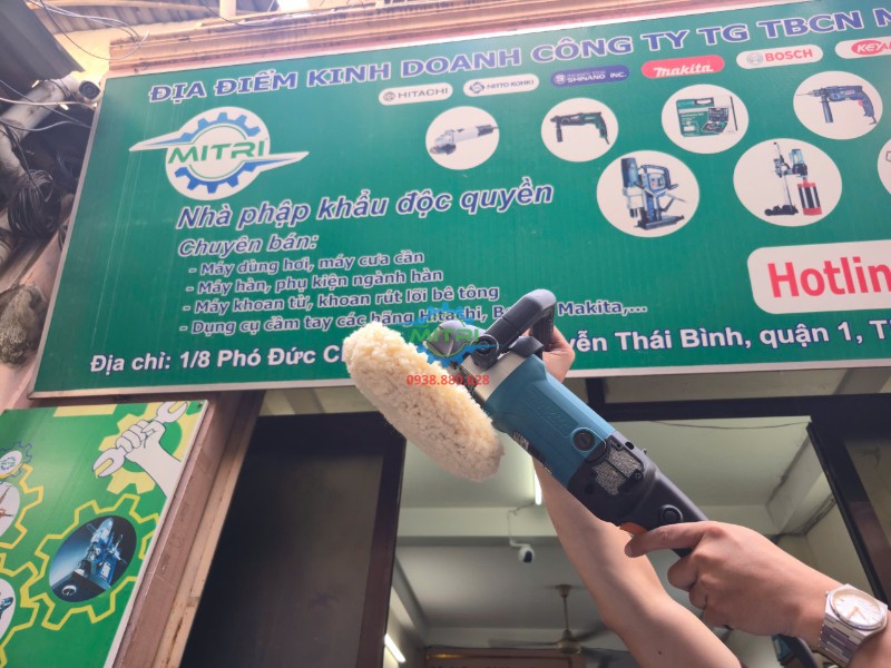 Cầm máy đánh bóng Makita 9237C trên tay thao tác thực tế