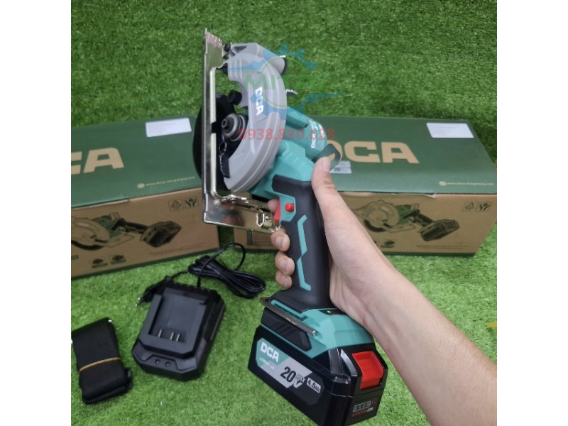 Cầm máy cưa đĩa DCA ADMY125DM trên tay dễ thao tác