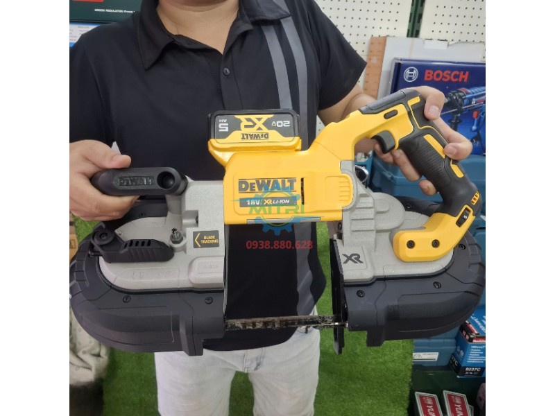 Cầm máy cưa vòng DEWALT DCS374 trên tay khi thi công