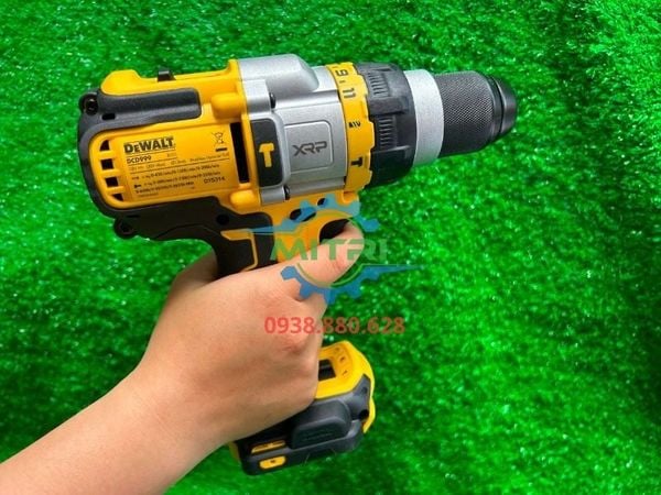 Cầm máy khoan pin DeWALT DCD999N trên tay