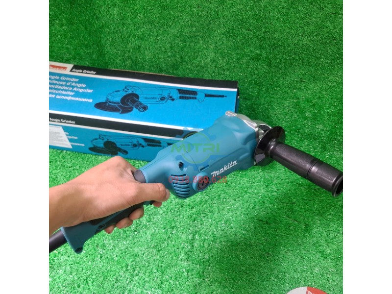 Cầm tay máy mài góc Makita GA5010 khi sử dụng