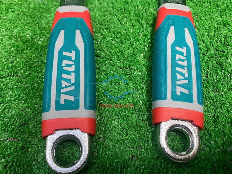 Cán cầm bọc cao su của mỏ lết Total THT101106 cầm chắc khi thao tác