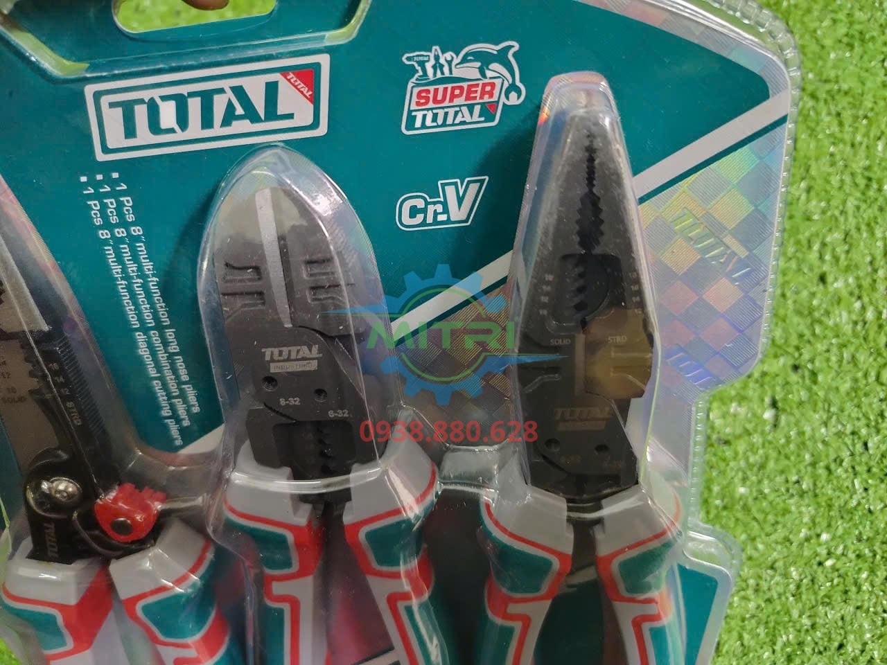 Cận cảnh kìm điện và kìm cắt Total THT2MK231 với tay cầm TPR ba màu
