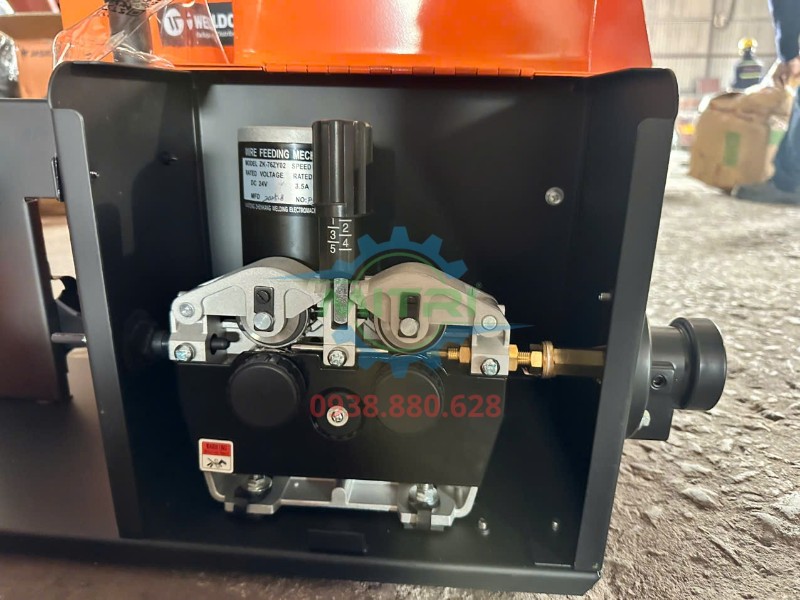 Cận cảnh model Jasic NB-350E trên máy hàn
