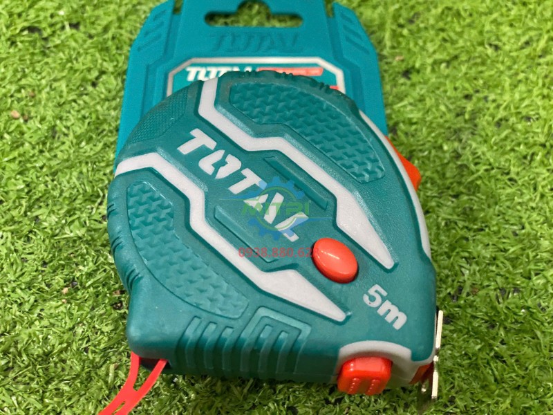 Cận cảnh lá thước mét TOTAL TMT126051 5m dễ đọc khi đo kích thước