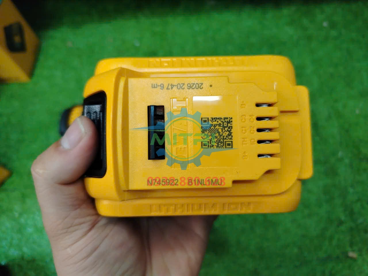 Chân tiếp xúc pin DeWalt DCF900 Chân tiếp xúc pin Batteryguard trên máy siết bu lông DeWalt DCF900