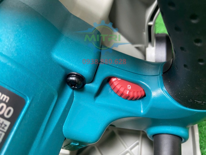 Điều chỉnh độ sâu cắt Makita SP6000