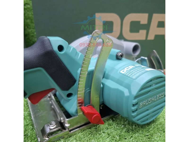 Chỉnh lưỡi cưa trên máy cưa đĩa DCA ADMY125DM