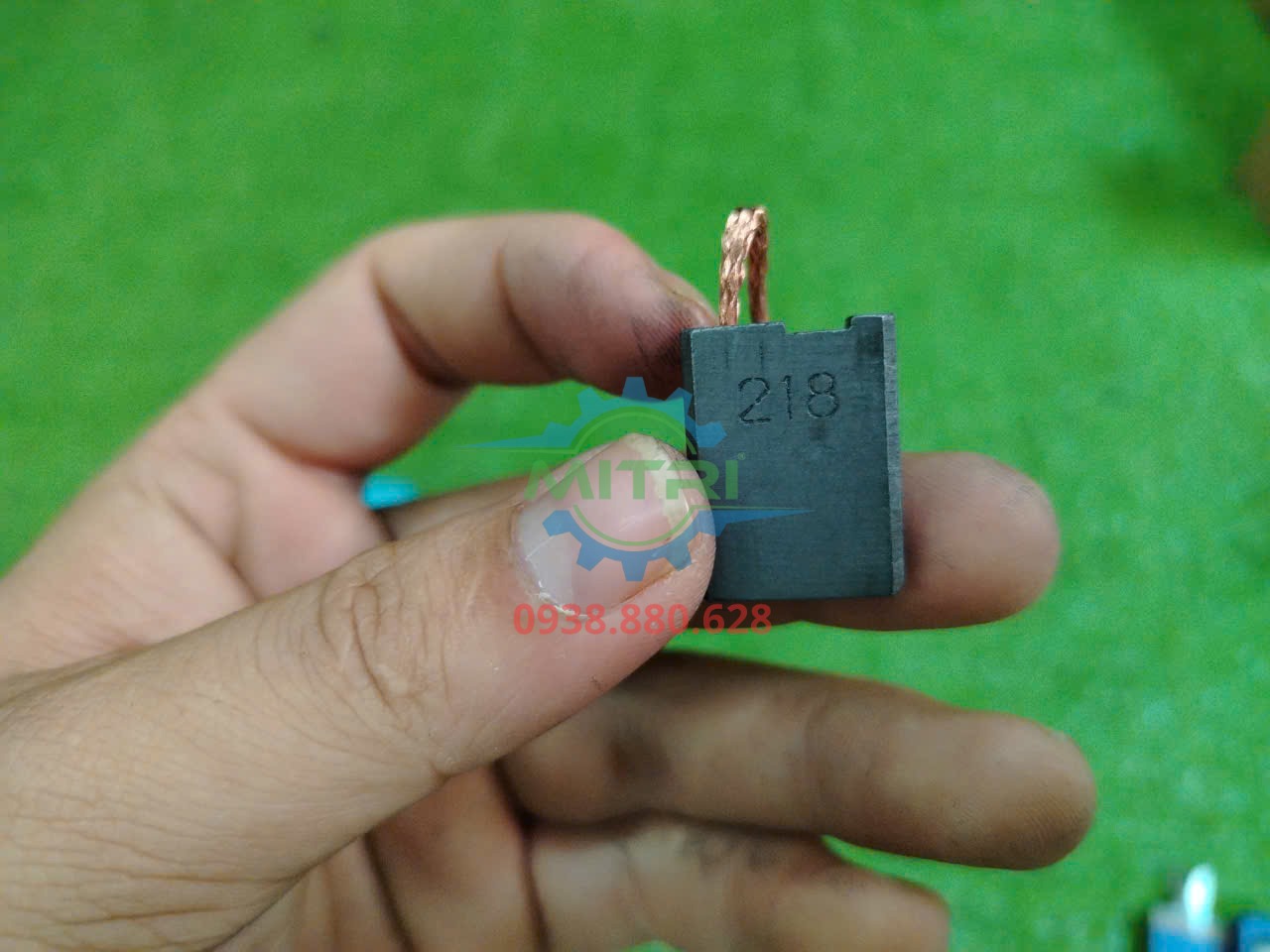 Chổi than Makita CB-218 mặt trước có khắc số 218