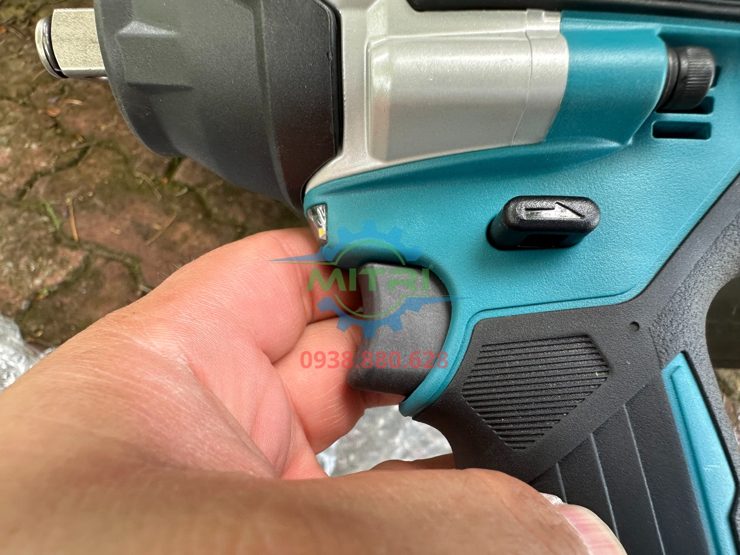 Cò bấm và nút đảo chiều máy siết bu lông Makita DTW700