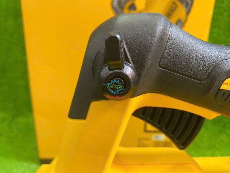 Cò điều tốc trên máy thổi lá DeWalt DCM562