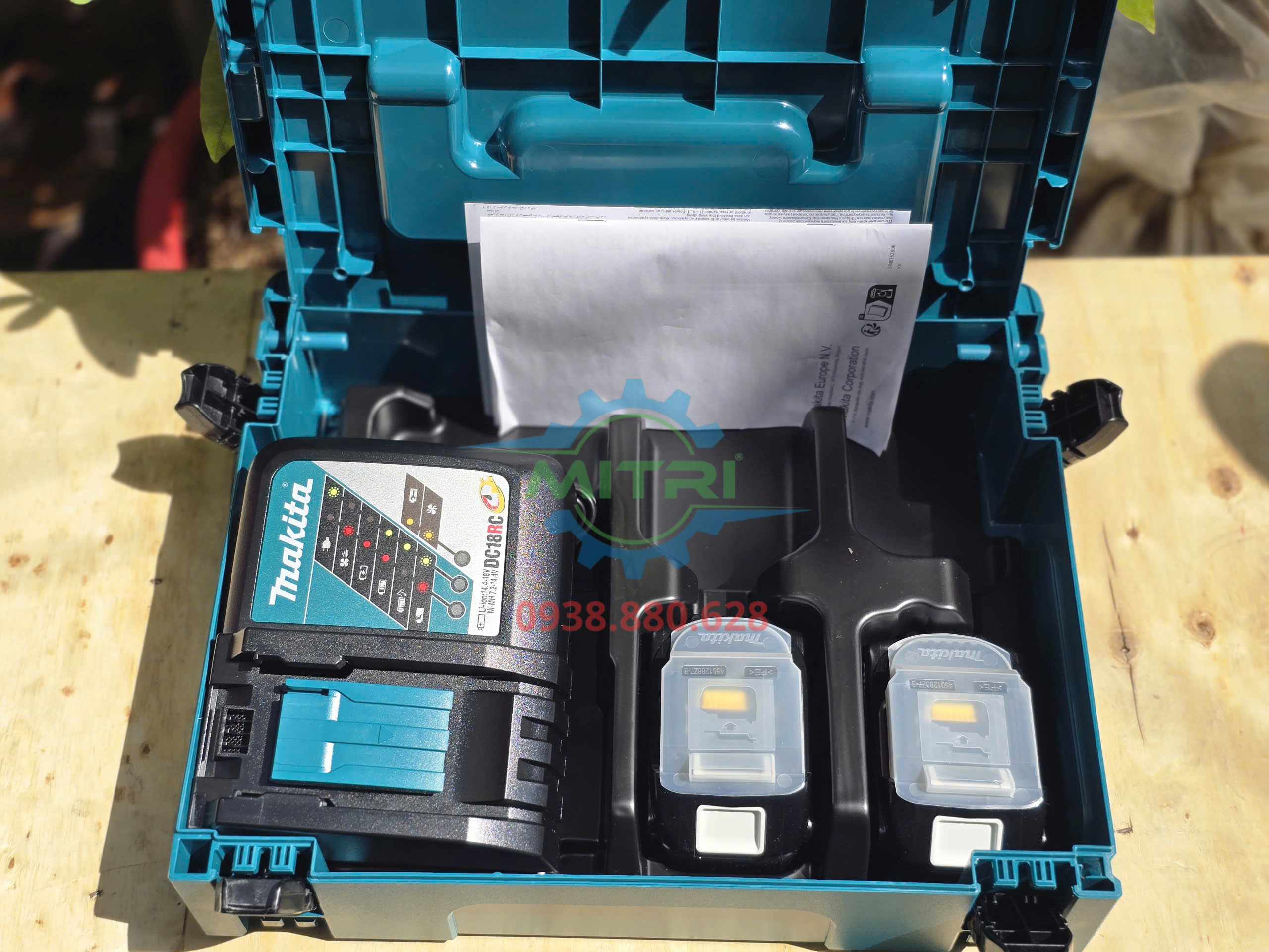 Combo sạc và 2 pin Makita 197952-5 cho máy pin 18V