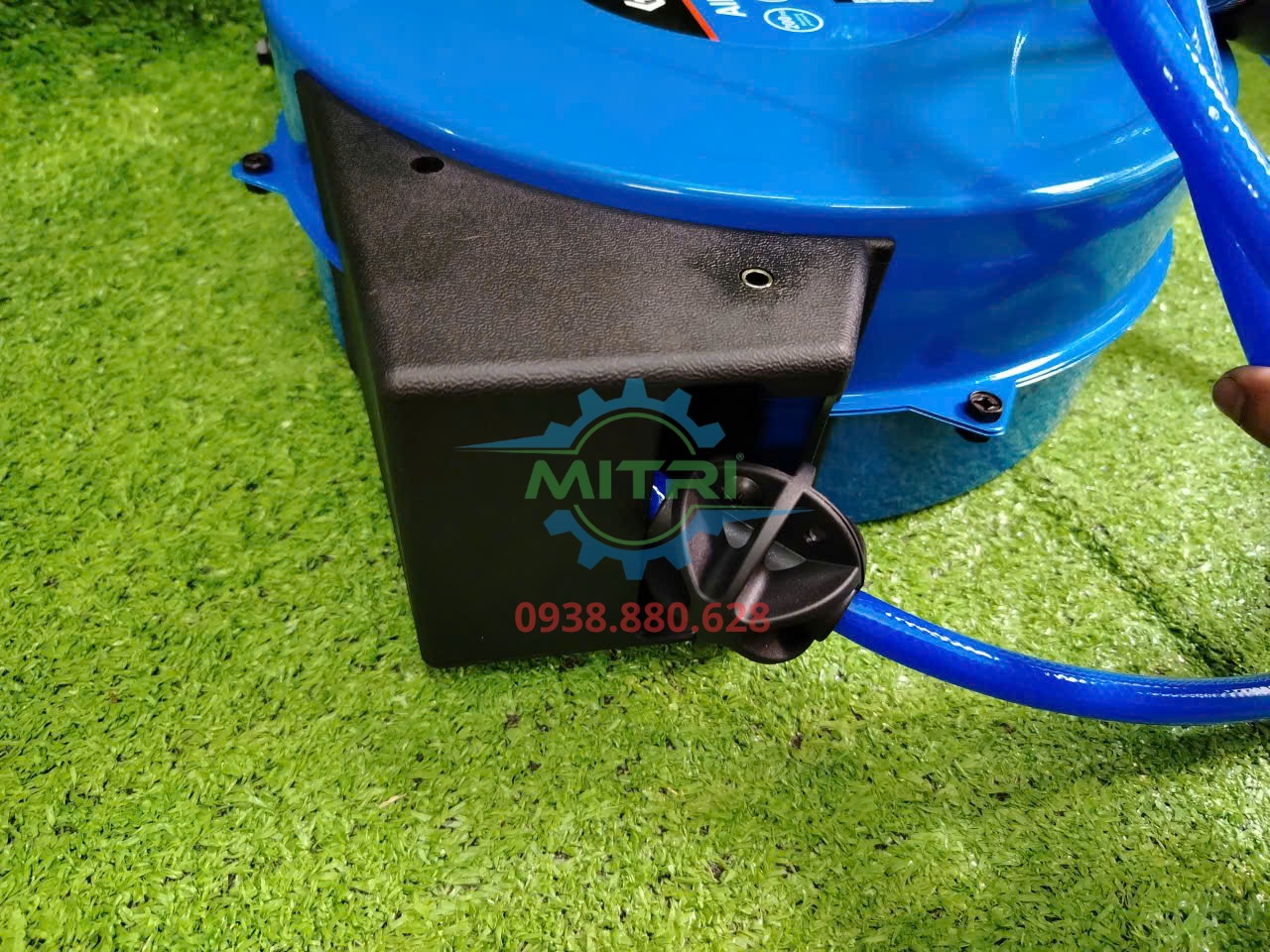Cụm giá đỡ và đầu dây hơi cuộn tự rút Kingtony 7991A cận cảnh