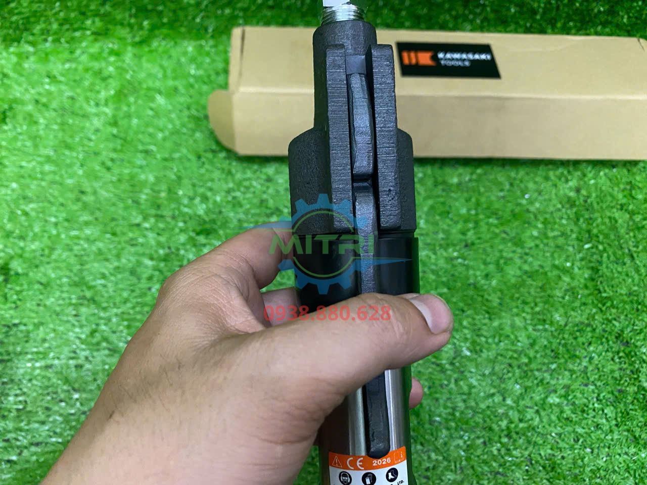 Đầm cát cầm tay Kawasaki KPT-1 sử dụng chuyển động piston khí nén