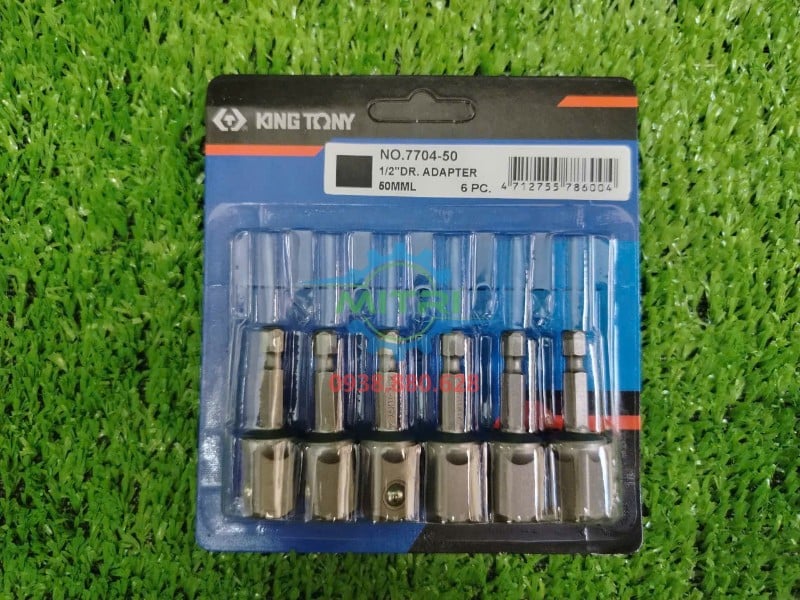 Đầu chuyển Kingtony 7704-50 nguyên vỉ đặt trên nền cỏ chụp thực tế