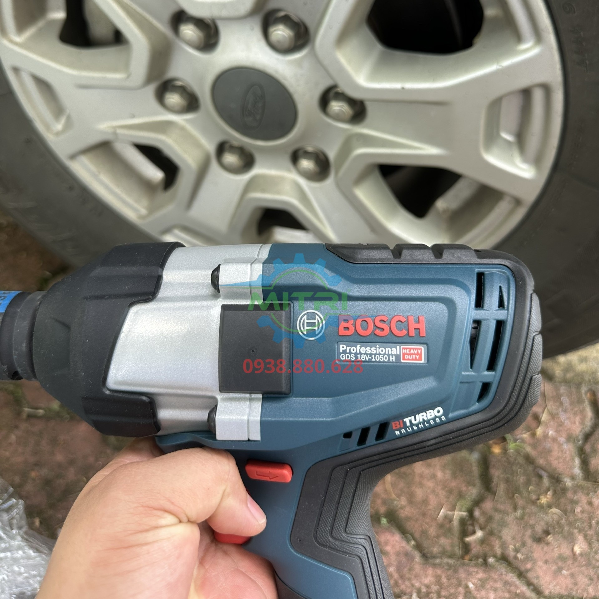 Đầu máy Bosch GDS 18V-1050H gắn đầu tuýp trên bánh xe