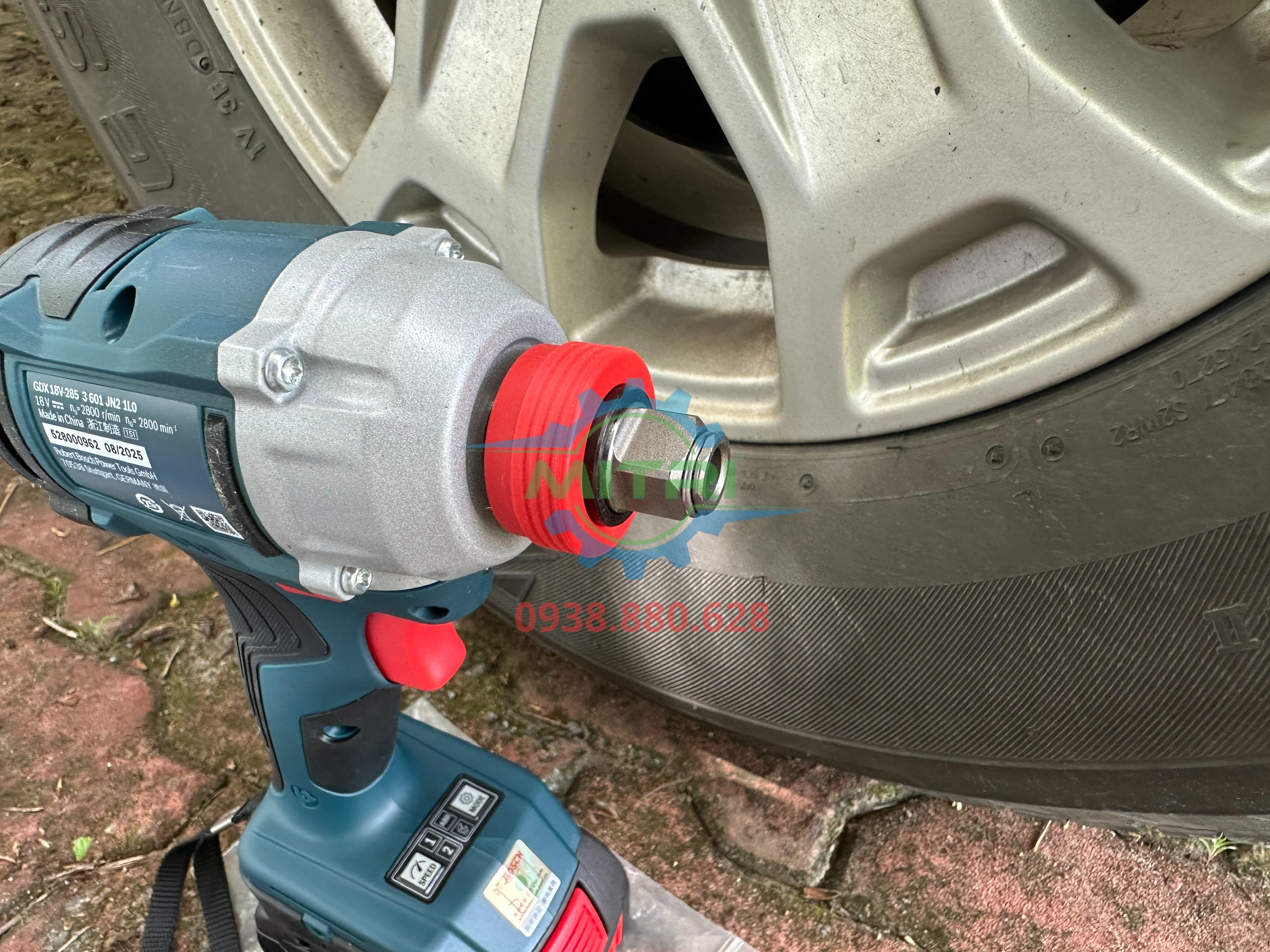 Đầu siết Bosch GDX 18V-285 gắn đầu chuyển bên bánh xe