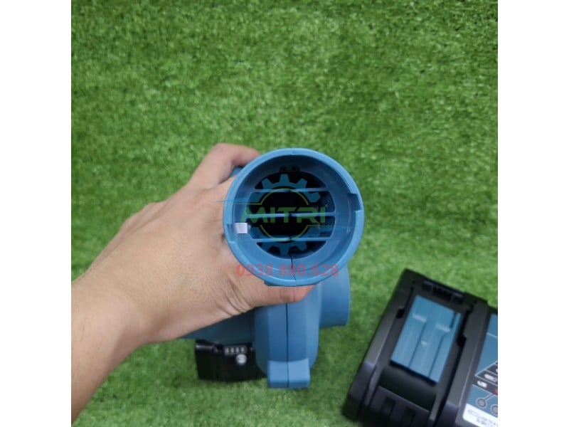 Đầu thổi máy Makita DUB185RT hỗ trợ vệ sinh bụi máy móc