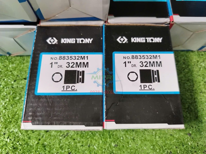 Hai hộp đầu tuýp Kingtony 883532M1 với tem sản phẩm 32mm