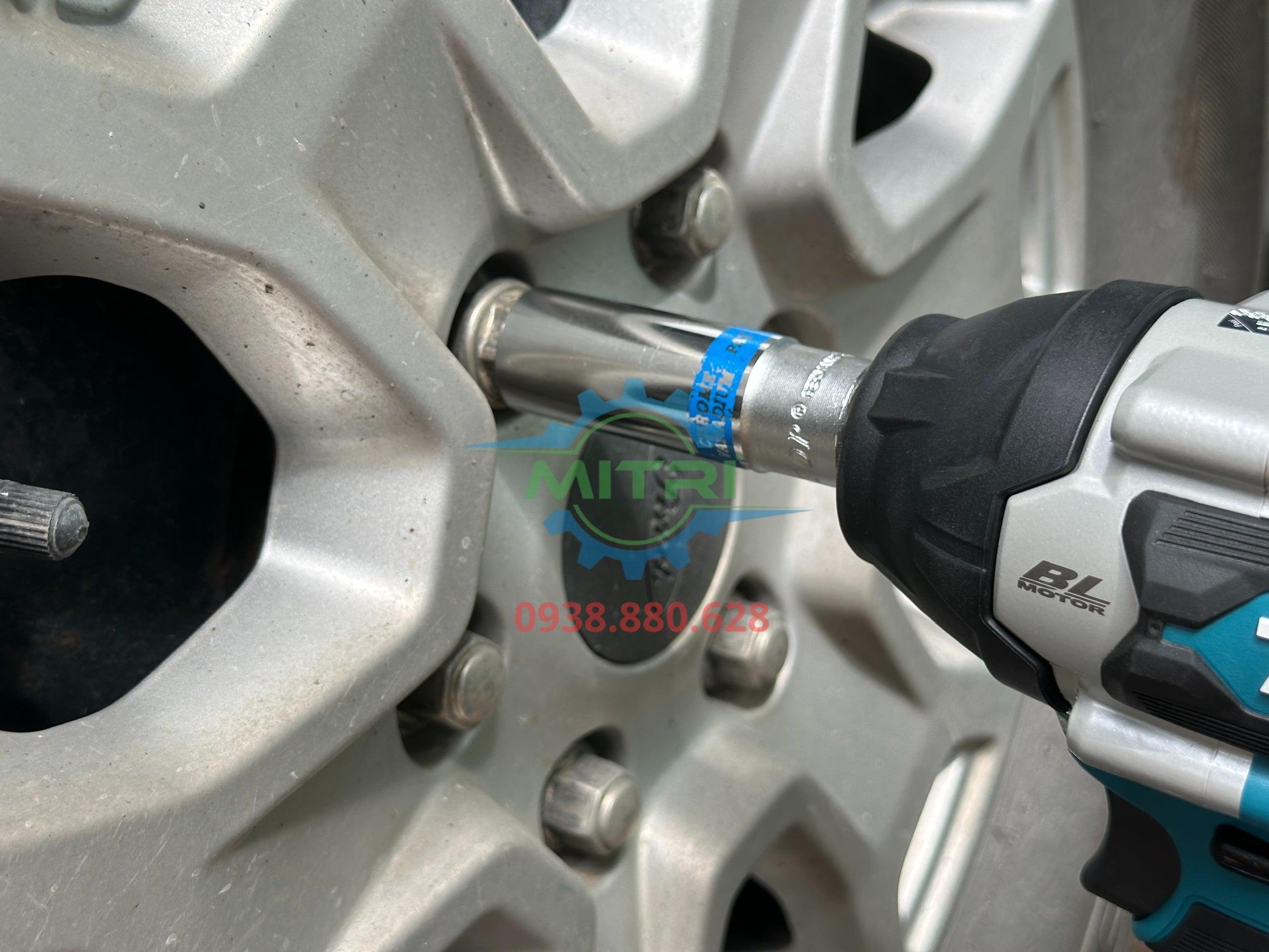Cận cảnh đầu tuýp gắn với máy siết bu lông Makita DTW700