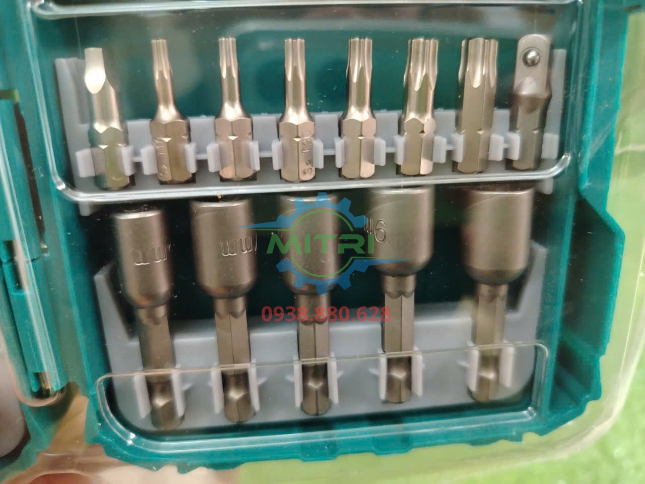 Đầu tuýp và mũi vít bên phải trong bộ Total TACSDL24501