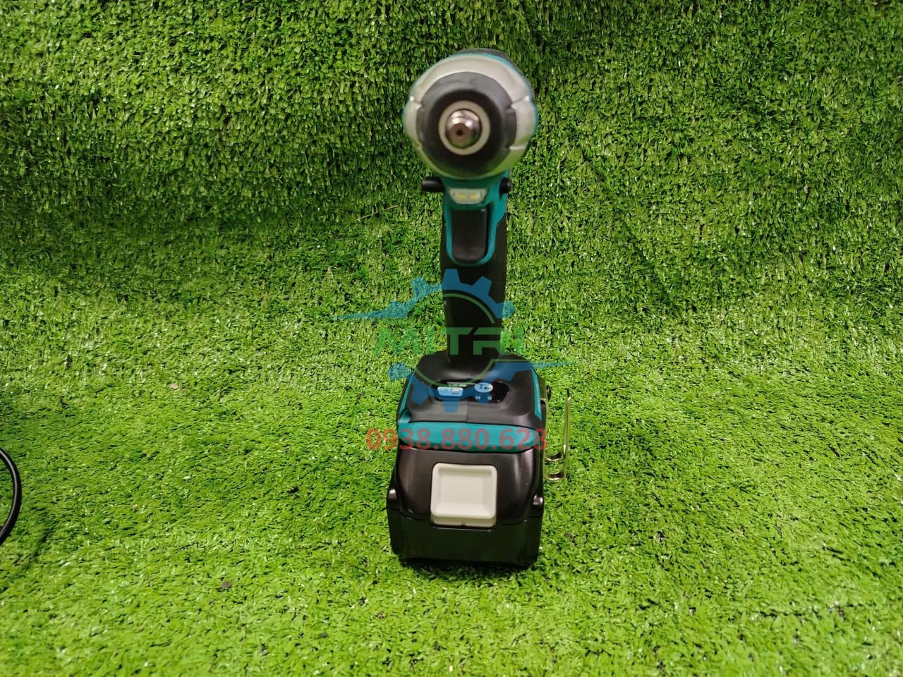 Đầu vuông 9.5mm máy siết bu lông Makita DTW180RFE nhìn thẳng
