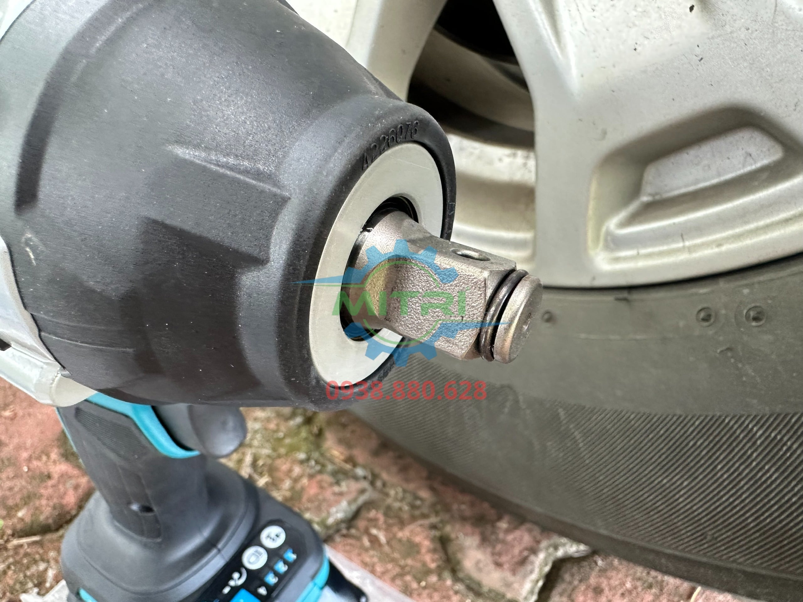 Cận cảnh đầu vuông máy siết bu lông Makita DTW700