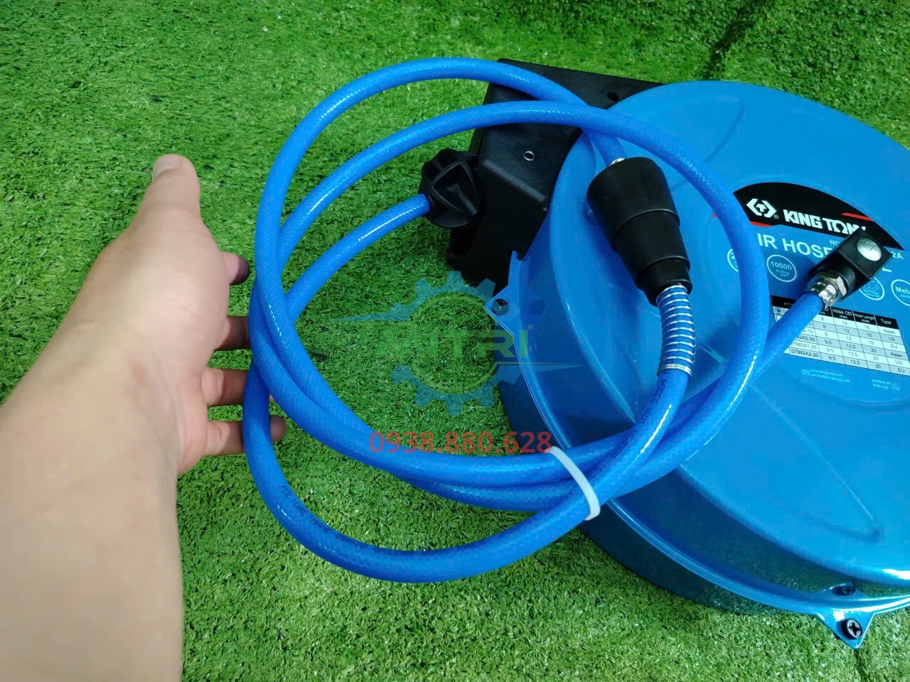Dây hơi cuộn tự rút Kingtony 7991A cận cảnh