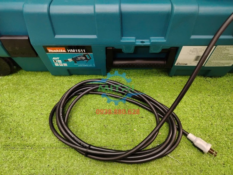 Dây nguồn 5m của máy đục bê tông Makita HM1511 đặt trên vali