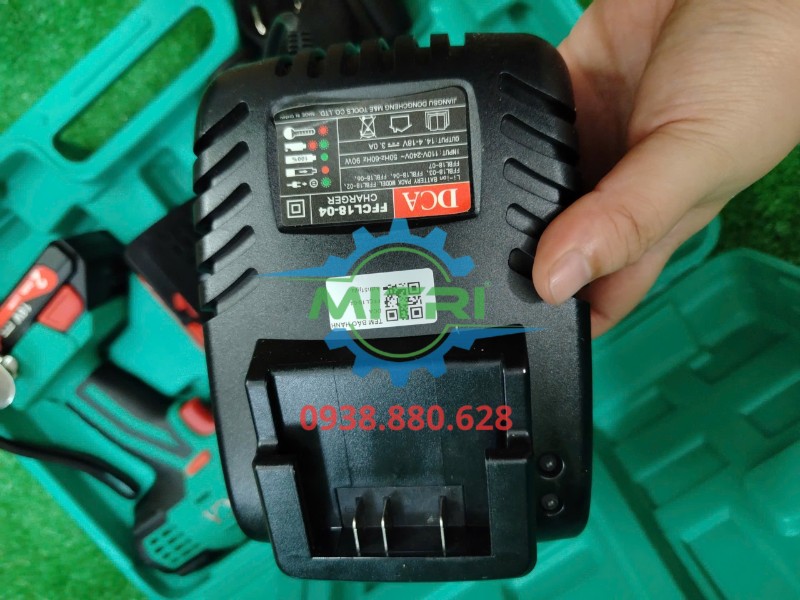 Máy siết bu lông pin DCA ADPB698DM cho gara ô tô và công trình