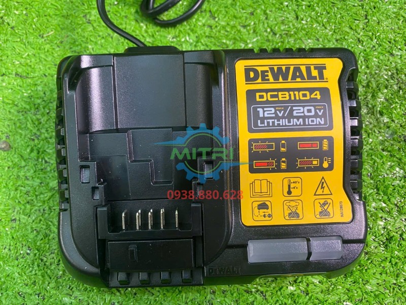 Đế sạc pin DEWALT DCB1104 mặt trên và khe cắm pin