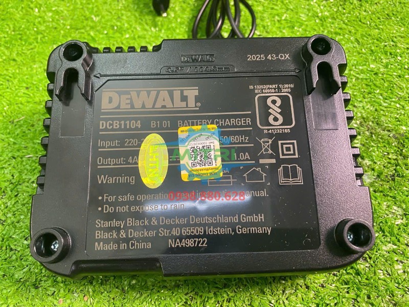 Tem thông số mặt dưới sạc DEWALT DCB1104
