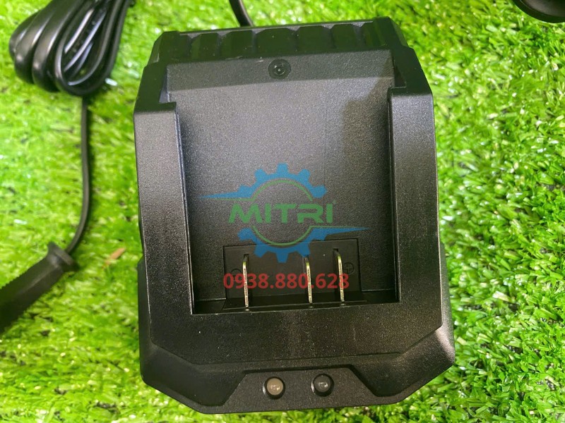 Khe cắm pin trên sạc Dongcheng FFCL20-02