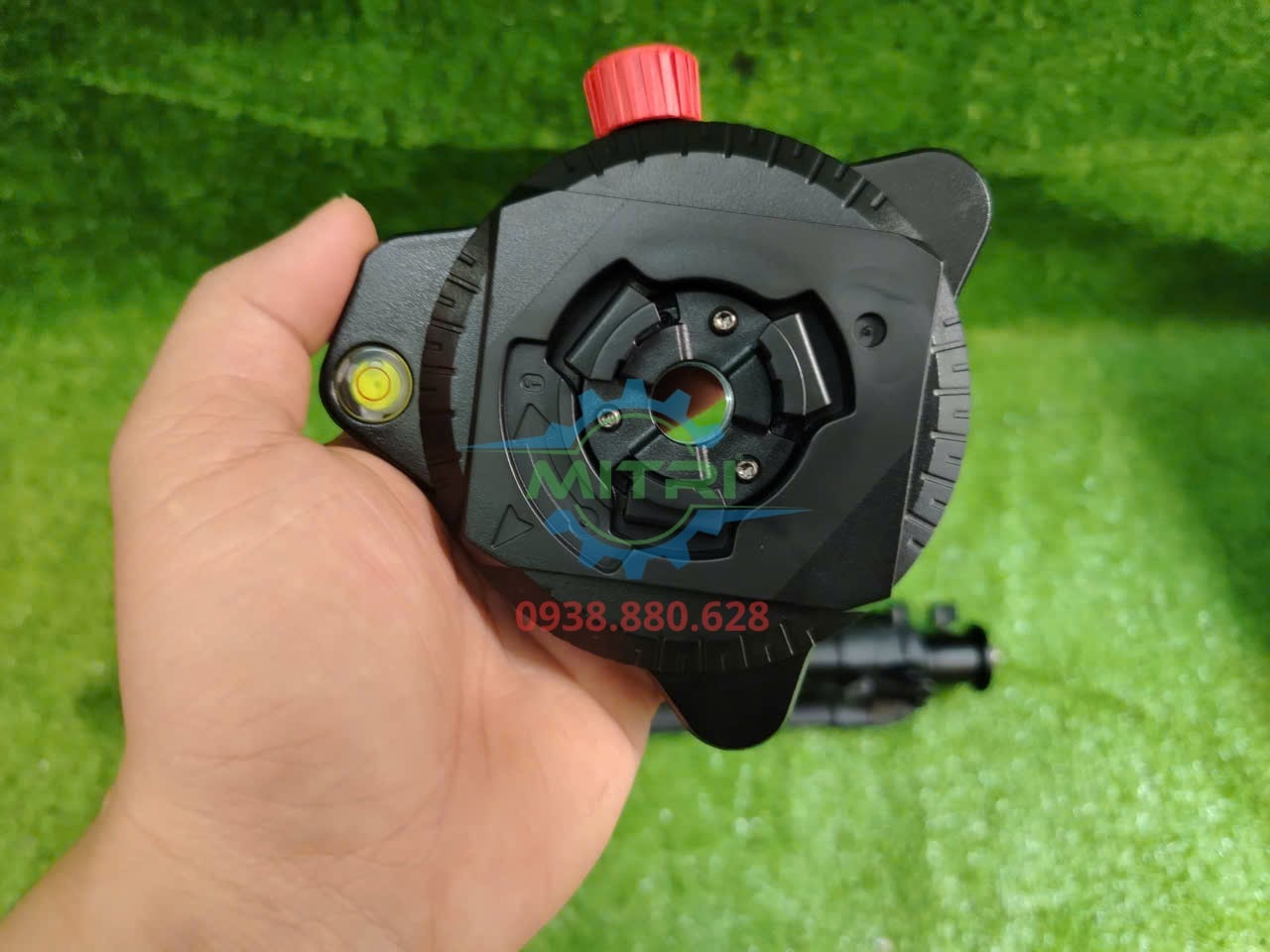Đế xoay Bosch GLL 50-15 XG hỗ trợ căn chỉnh tia laser