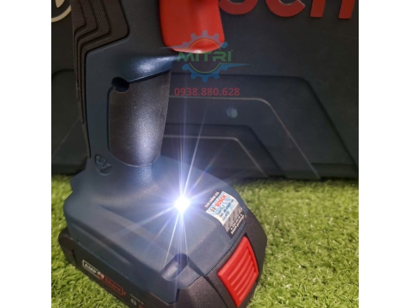 Đèn chiếu sáng trên máy khoan Bosch GSB 183-LI hỗ trợ làm việc nơi thiếu sáng
