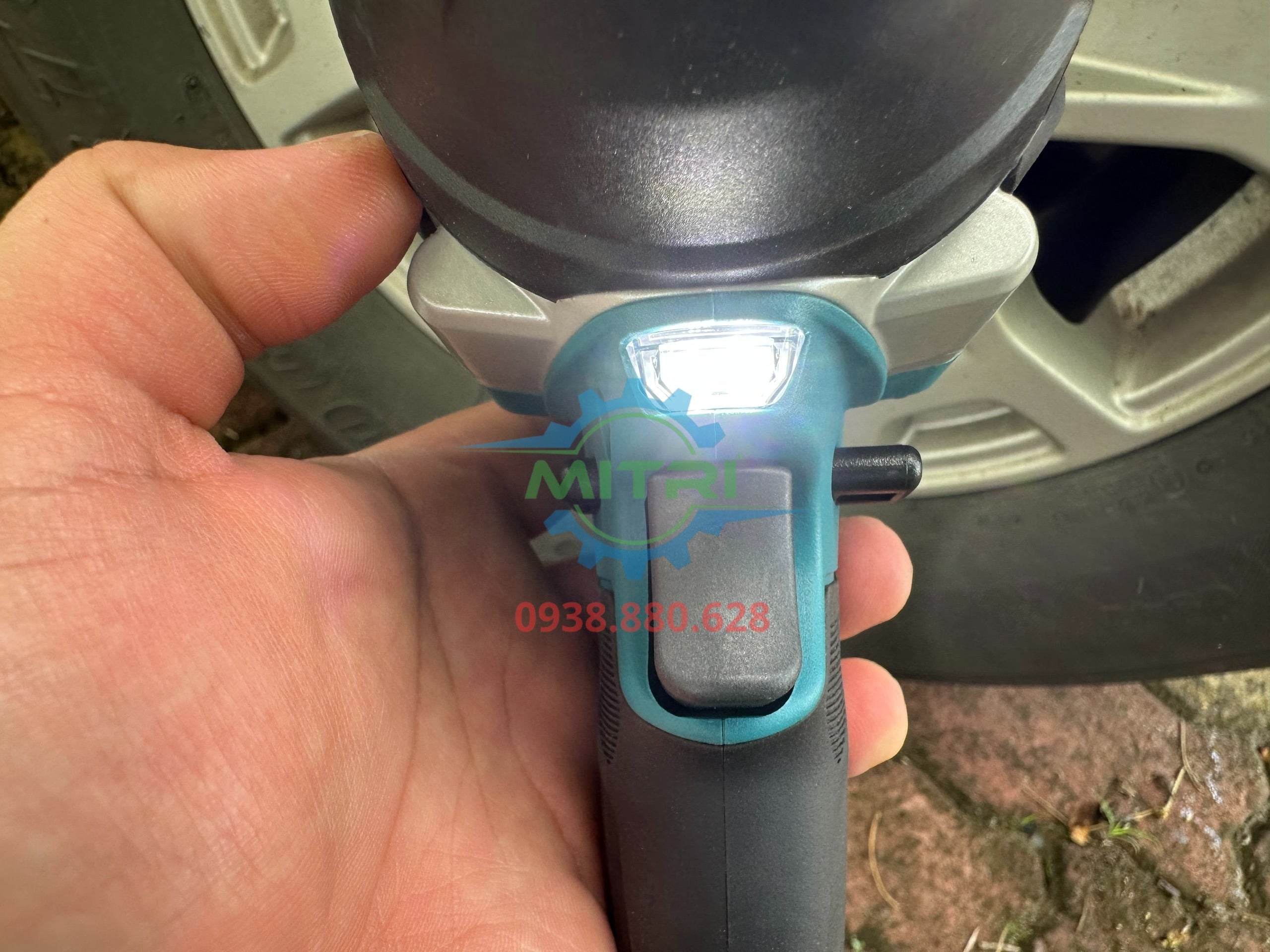 Đèn LED dưới đầu máy siết bu lông Makita DTW700