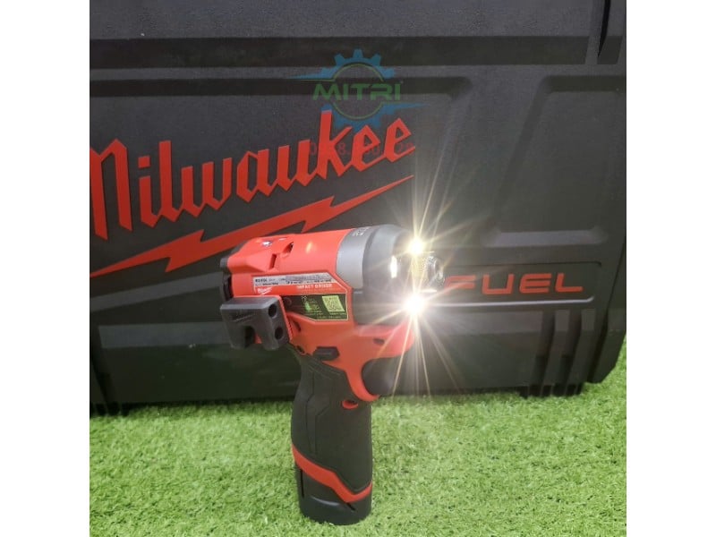 Đèn LED máy vặn vít Milwaukee M12 FID2 khi thao tác