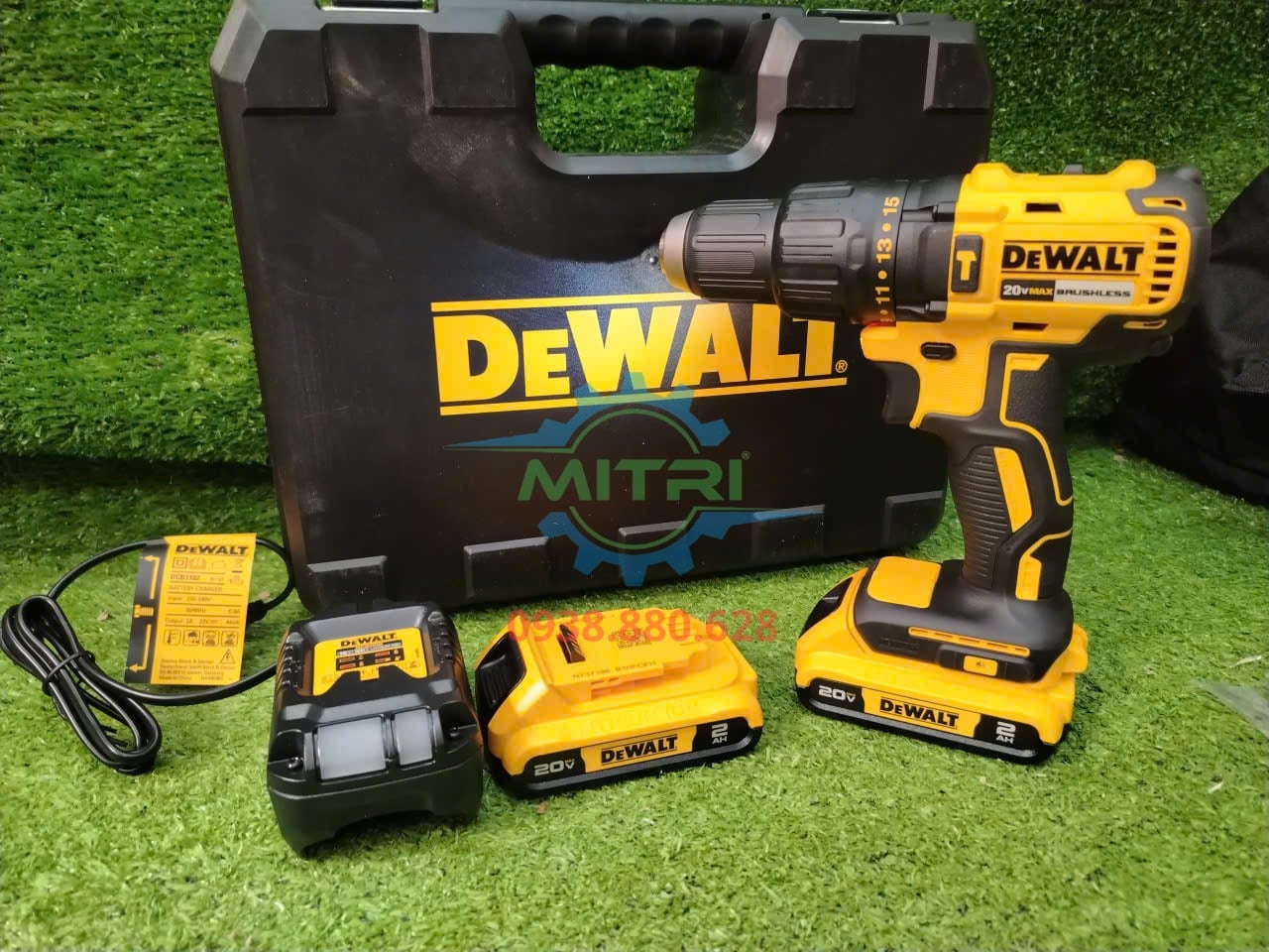 Dewalt DCD7781D2-B1 gồm thân máy hai pin 2Ah và một sạc