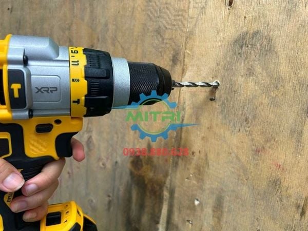 DeWALT DCD999N khoan gỗ thực tế