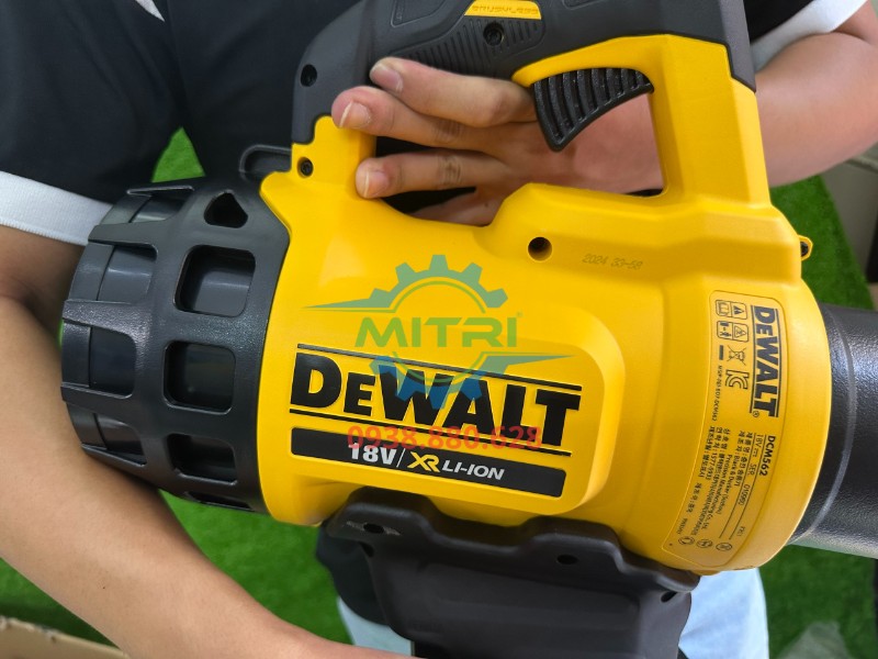 Máy thổi lá dùng pin DeWalt DCM562 cận cảnh thân máy bên hông
